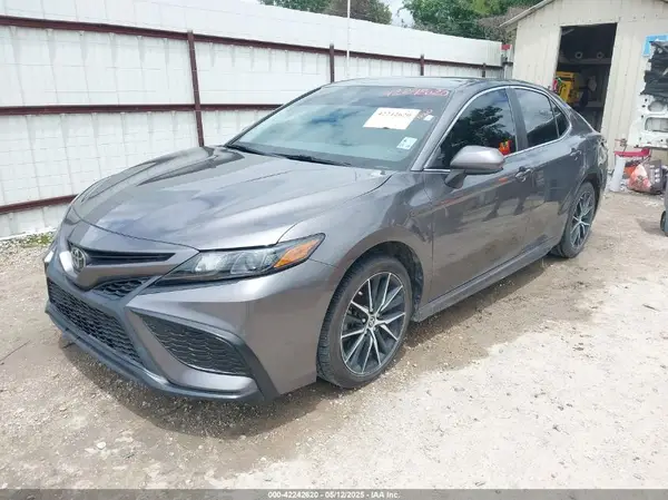 4T1G11AK1MU570911 2021 TOYOTA CAMRY - Image 2