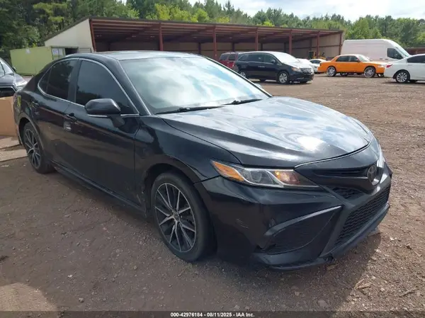 4T1G11AK1MU572738 2021 TOYOTA CAMRY - Image 1