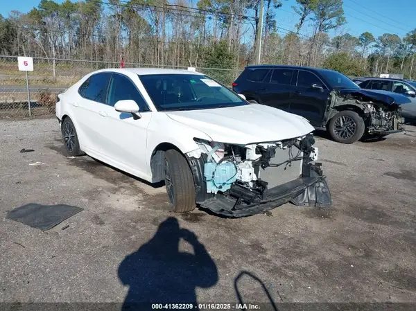 4T1G11AK1MU581570 2021 TOYOTA CAMRY - Image 1