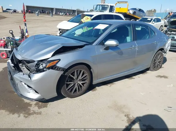 4T1G11AK1MU581679 2021 TOYOTA CAMRY - Image 2