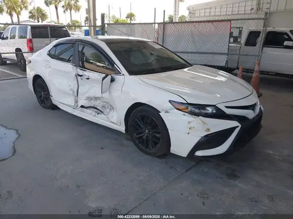 4T1G11AK1MU586414 2021 TOYOTA CAMRY - Image 1
