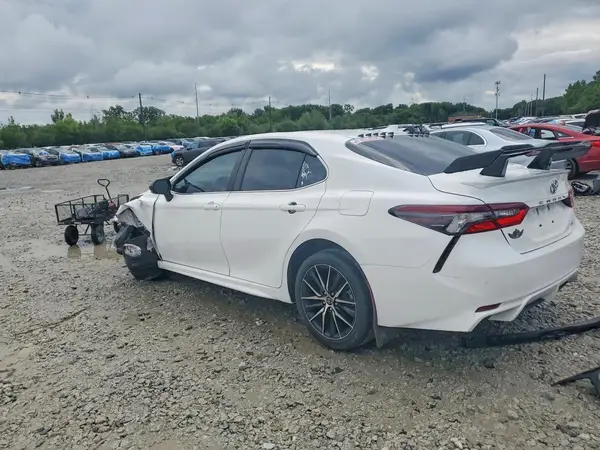 4T1G11AK1MU586882 2021 TOYOTA CAMRY - Image 2