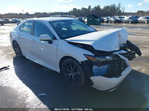4T1G11AK1MU587241 2021 TOYOTA CAMRY - Image 1