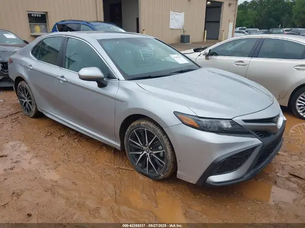 4T1G11AK1MU587773 2021 TOYOTA CAMRY - Image 1