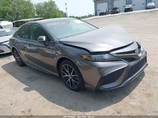 4T1G11AK1MU587787 2021 TOYOTA CAMRY - Image 1