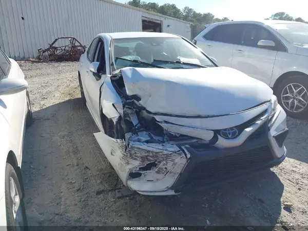 4T1G11AK1MU587918 2021 TOYOTA CAMRY - Image 1