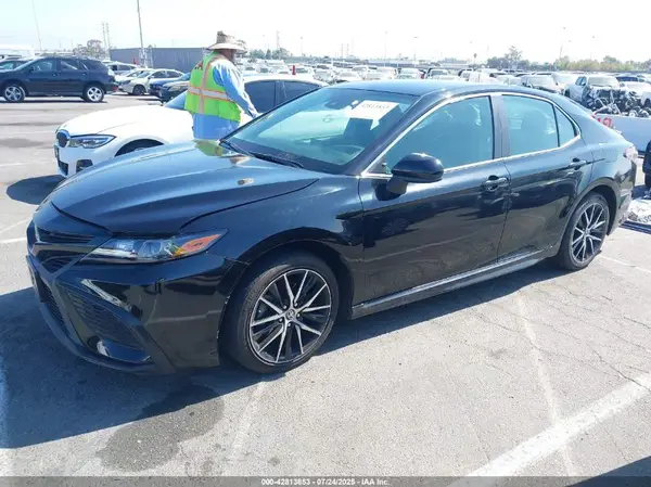 4T1G11AK1MU608010 2021 TOYOTA CAMRY - Image 2