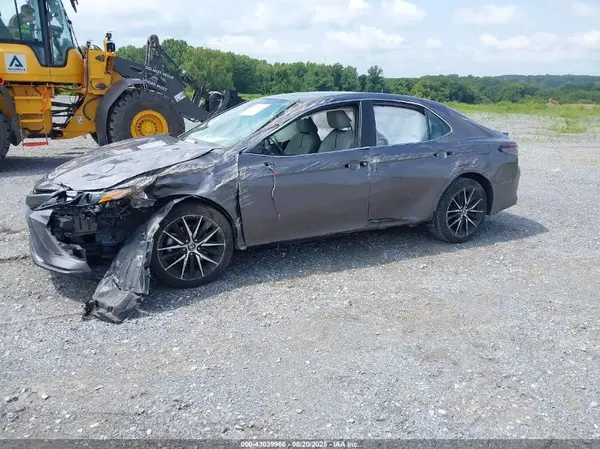 4T1G11AK1MU610257 2021 TOYOTA CAMRY - Image 2