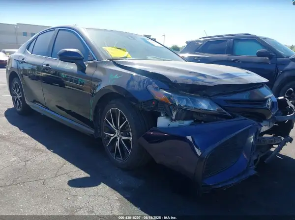 4T1G11AK1MU615376 2021 TOYOTA CAMRY - Image 1