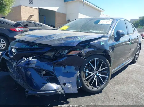 4T1G11AK1MU615376 2021 TOYOTA CAMRY - Image 2