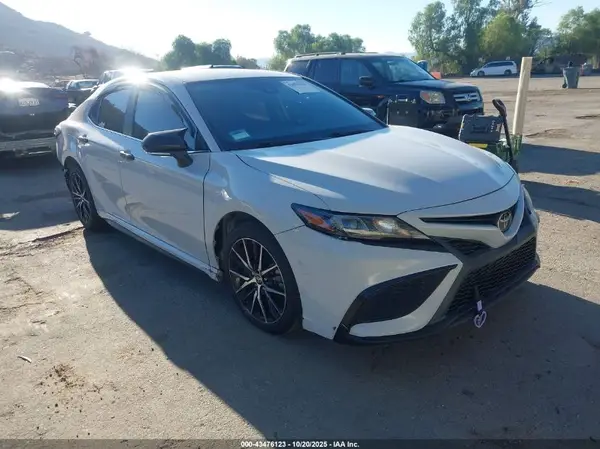 4T1G11AK1NU011635 2022 TOYOTA CAMRY - Image 1