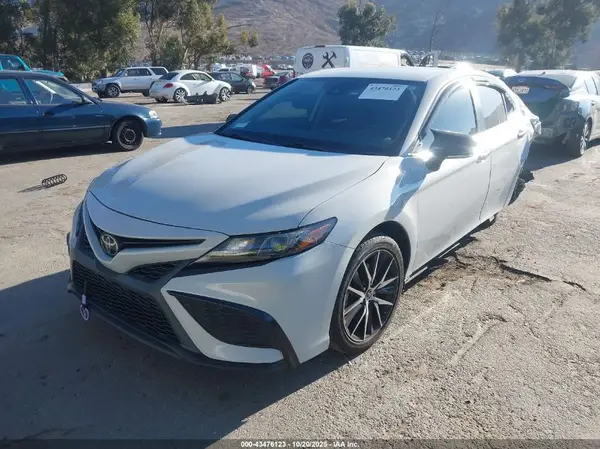 4T1G11AK1NU011635 2022 TOYOTA CAMRY - Image 2