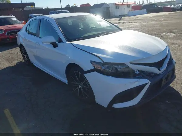 4T1G11AK1NU037443 2022 TOYOTA CAMRY - Image 1