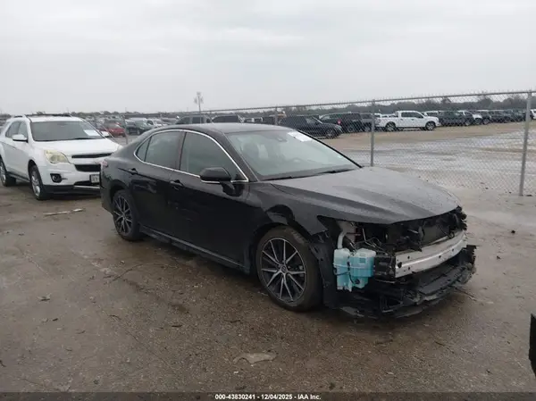 4T1G11AK1NU039967 2022 TOYOTA CAMRY - Image 1