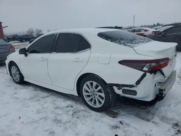 4T1G11AK1NU043565 2022 TOYOTA CAMRY - Image 2