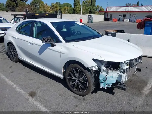4T1G11AK1NU045123 2022 TOYOTA CAMRY - Image 1