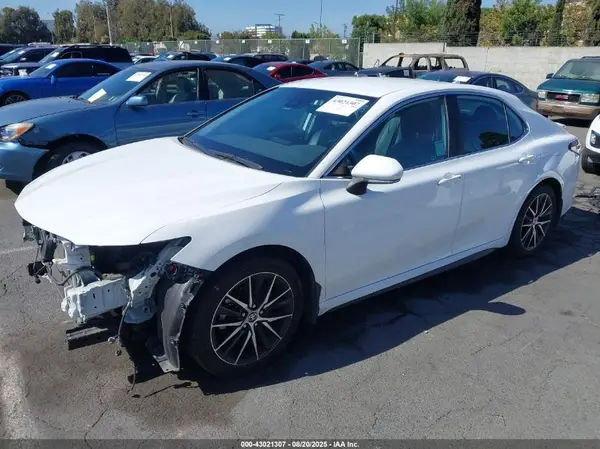 4T1G11AK1NU045123 2022 TOYOTA CAMRY - Image 2