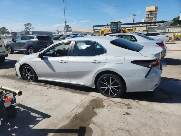 4T1G11AK1NU062827 2022 TOYOTA CAMRY - Image 2