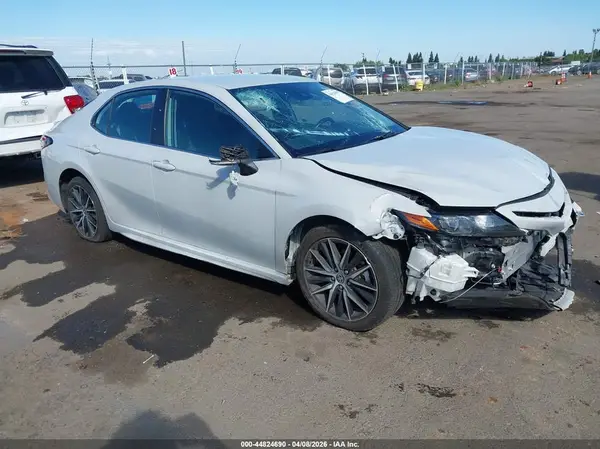 4T1G11AK1NU068305 2022 TOYOTA CAMRY - Image 1