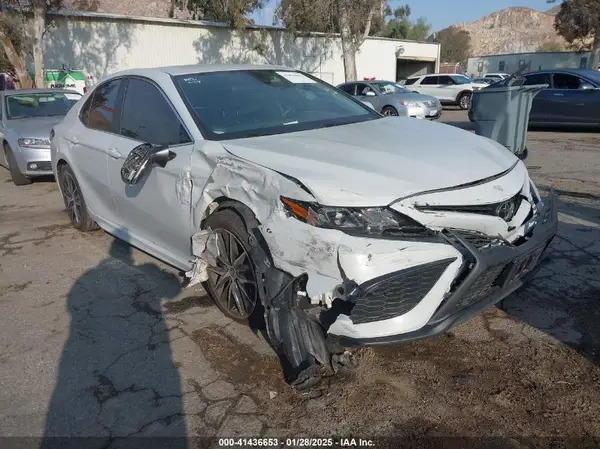 4T1G11AK1NU076727 2022 TOYOTA CAMRY - Image 1