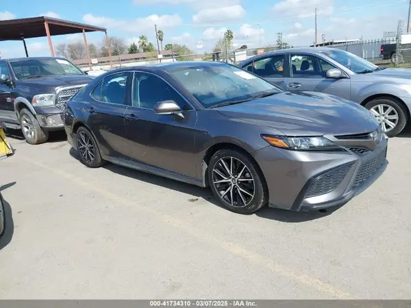 4T1G11AK1NU499064 2022 TOYOTA CAMRY - Image 1
