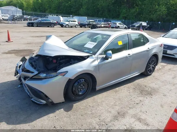 4T1G11AK1NU621082 2022 TOYOTA CAMRY - Image 2