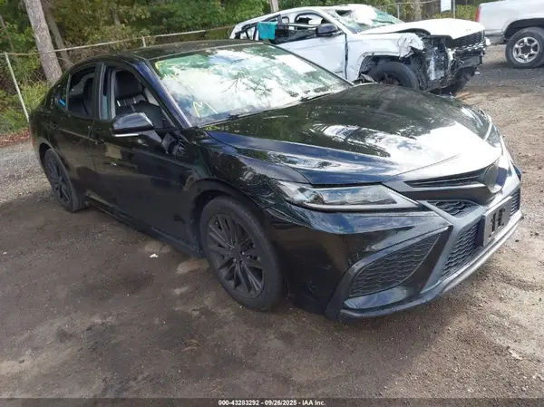 4T1G11AK1NU621633 2022 TOYOTA CAMRY - Image 1
