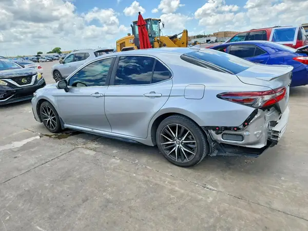 4T1G11AK1NU627223 2022 TOYOTA CAMRY - Image 2