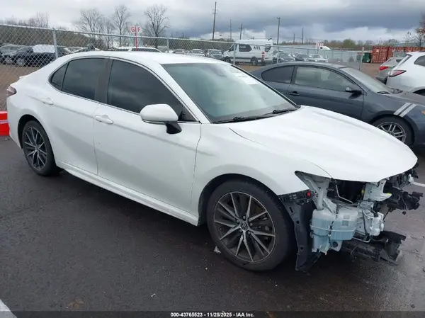 4T1G11AK1NU628579 2022 TOYOTA CAMRY - Image 1