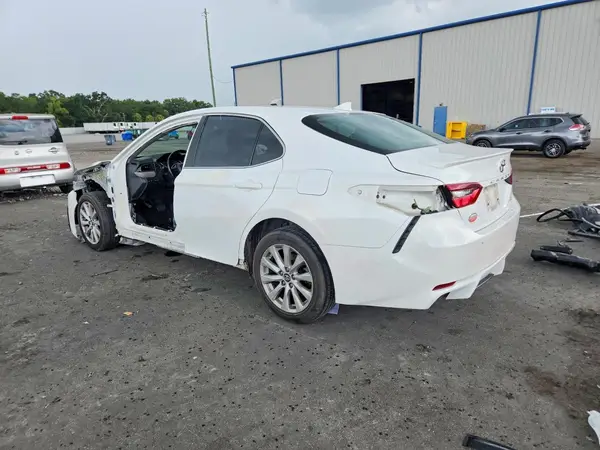 4T1G11AK1NU630963 2022 TOYOTA CAMRY - Image 2