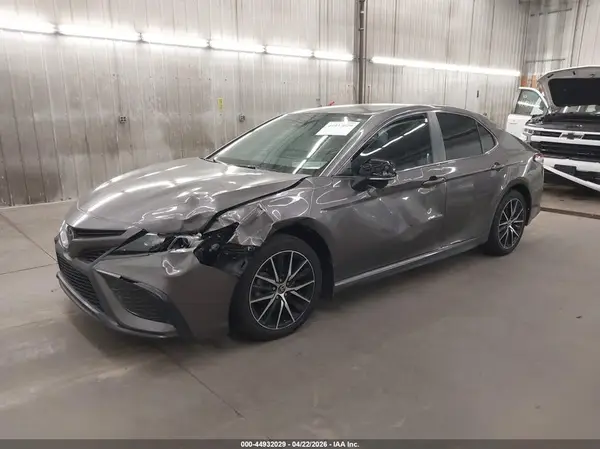 4T1G11AK1NU634043 2022 TOYOTA CAMRY - Image 2