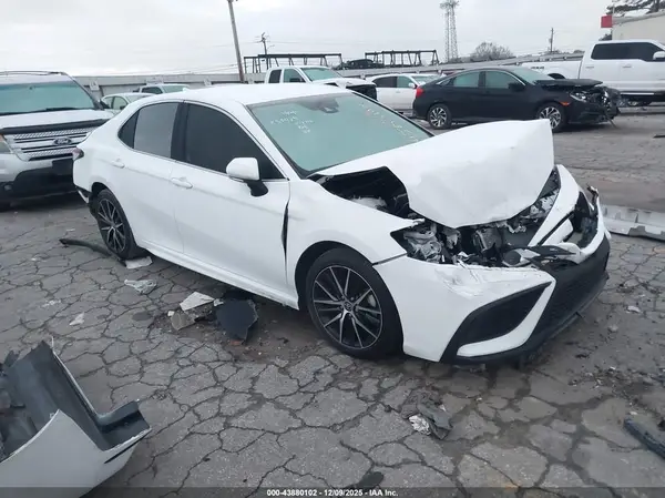 4T1G11AK1NU638772 2022 TOYOTA CAMRY - Image 1