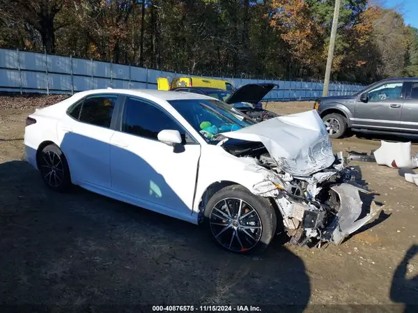 4T1G11AK1NU639694 2022 TOYOTA CAMRY - Image 1