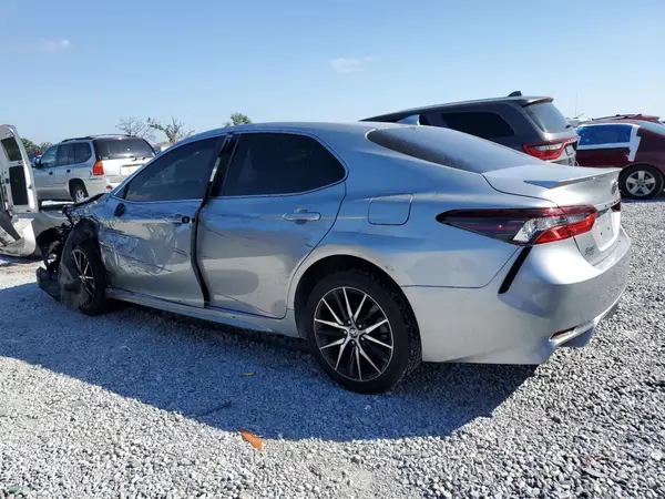4T1G11AK1NU643888 2022 TOYOTA CAMRY - Image 2