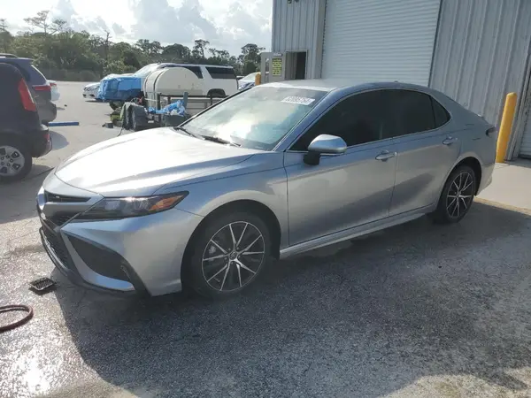 4T1G11AK1NU647715 2022 TOYOTA CAMRY - Image 1