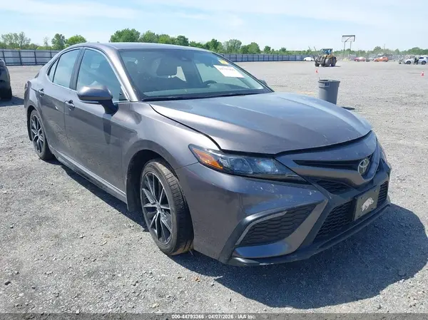 4T1G11AK1NU649562 2022 TOYOTA CAMRY - Image 1