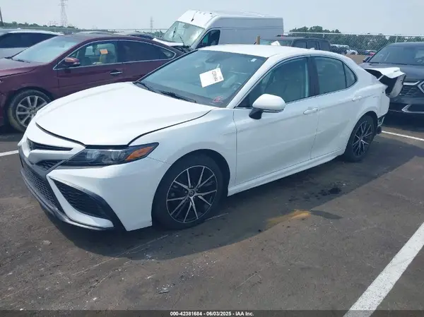 4T1G11AK1NU653708 2022 TOYOTA CAMRY - Image 2