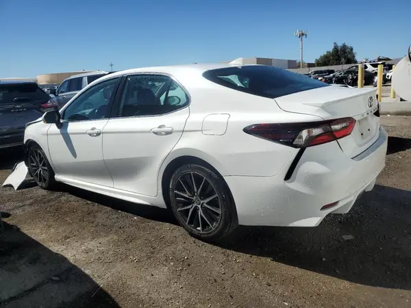 4T1G11AK1NU655300 2022 TOYOTA CAMRY - Image 2