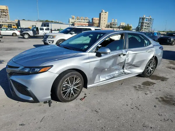 4T1G11AK1NU666510 2022 TOYOTA CAMRY - Image 1