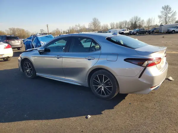 4T1G11AK1NU670329 2022 TOYOTA CAMRY - Image 2
