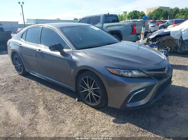 4T1G11AK1NU672338 2022 TOYOTA CAMRY - Image 1