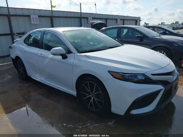 4T1G11AK1NU672419 2022 TOYOTA CAMRY - Image 1