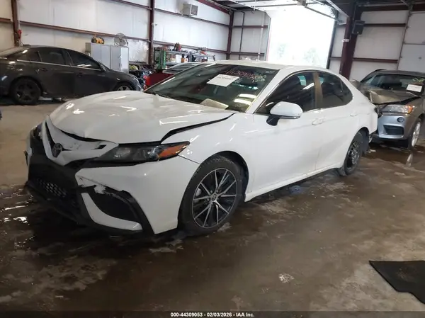 4T1G11AK1NU673005 2022 TOYOTA CAMRY - Image 2