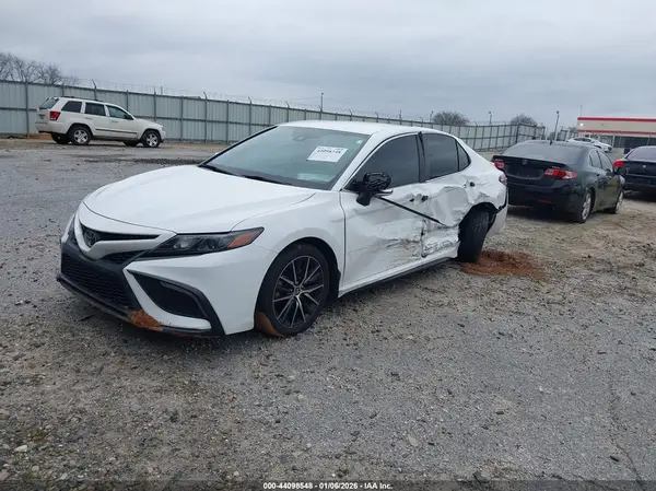 4T1G11AK1NU673957 2022 TOYOTA CAMRY - Image 2