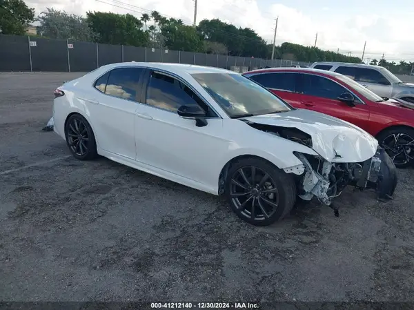 4T1G11AK1NU675241 2022 TOYOTA CAMRY - Image 1
