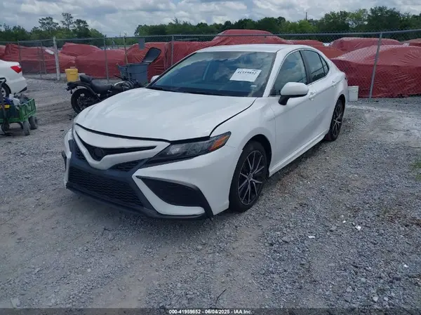 4T1G11AK1NU676535 2022 TOYOTA CAMRY - Image 2