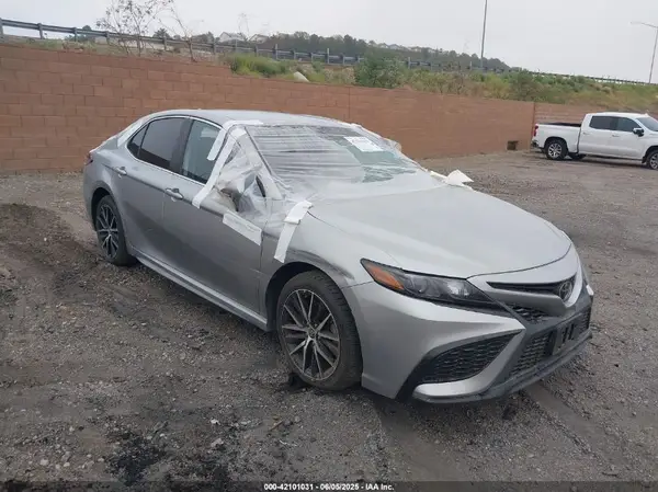 4T1G11AK1NU680696 2022 TOYOTA CAMRY - Image 1