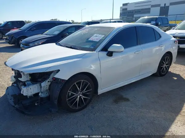 4T1G11AK1NU681945 2022 TOYOTA CAMRY - Image 2