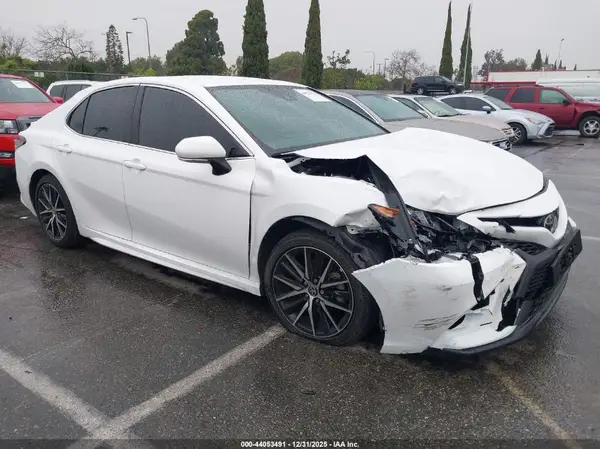 4T1G11AK1NU682996 2022 TOYOTA CAMRY - Image 1