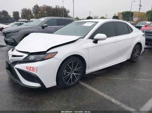 4T1G11AK1NU682996 2022 TOYOTA CAMRY - Image 2